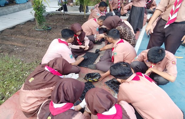 Thumbnail Artikel SMAN 13 Surabaya Tanamkan Budaya Positif Melalui Budidaya Tanaman Pangan untuk Dukung Ketahanan Pangan dan Karakter Siswa